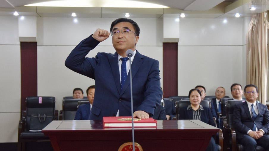 4月27日，市人大常委会开展新任命领导干部宪法宣誓仪式